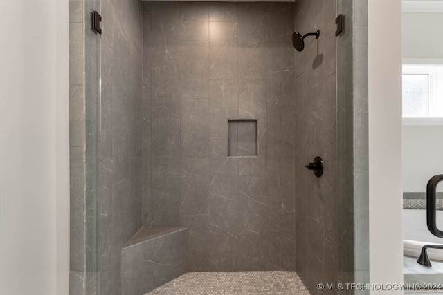 bathroom featuring a tile shower