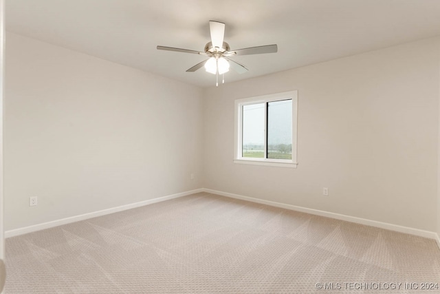 unfurnished room featuring ceiling fan and carpet