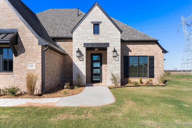 view of front of house with a front lawn