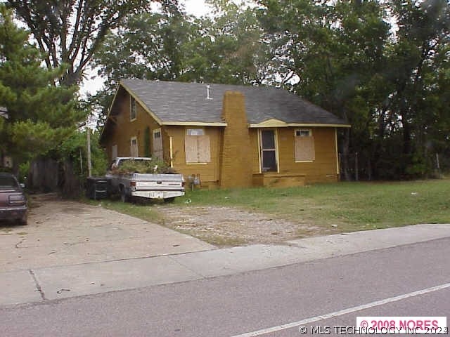 view of front of property with a front yard