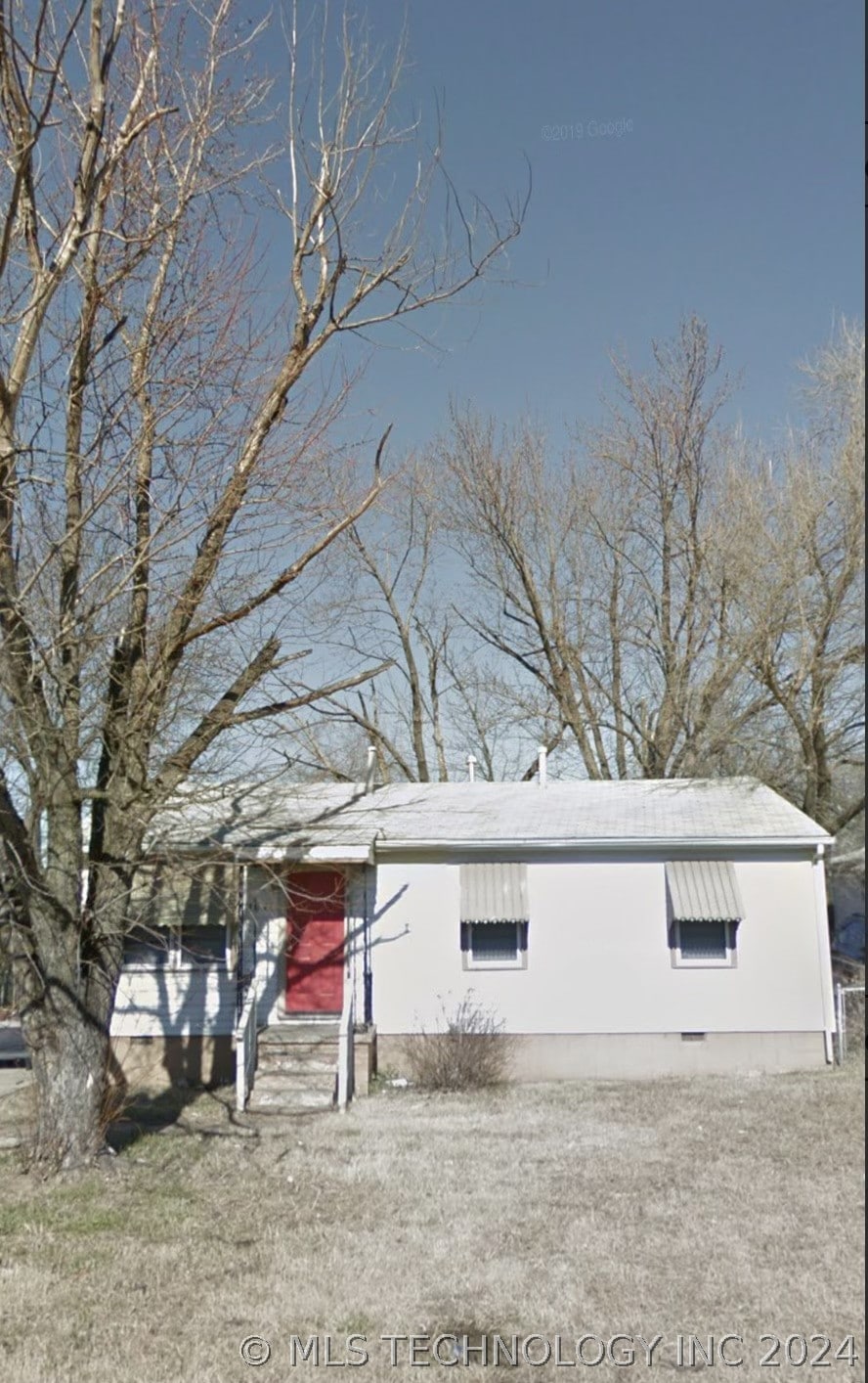 view of front of property featuring entry steps and crawl space