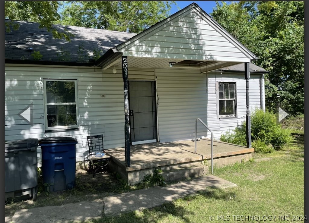 back of house featuring a yard