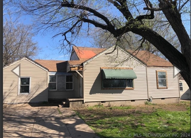 exterior space featuring crawl space