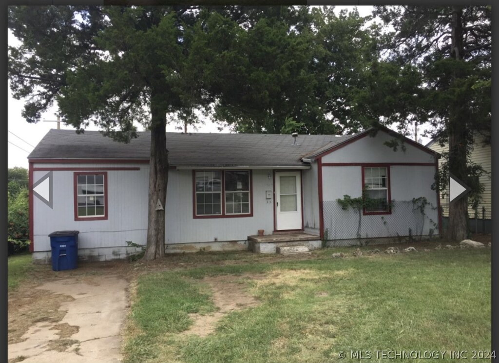 ranch-style house featuring a front lawn