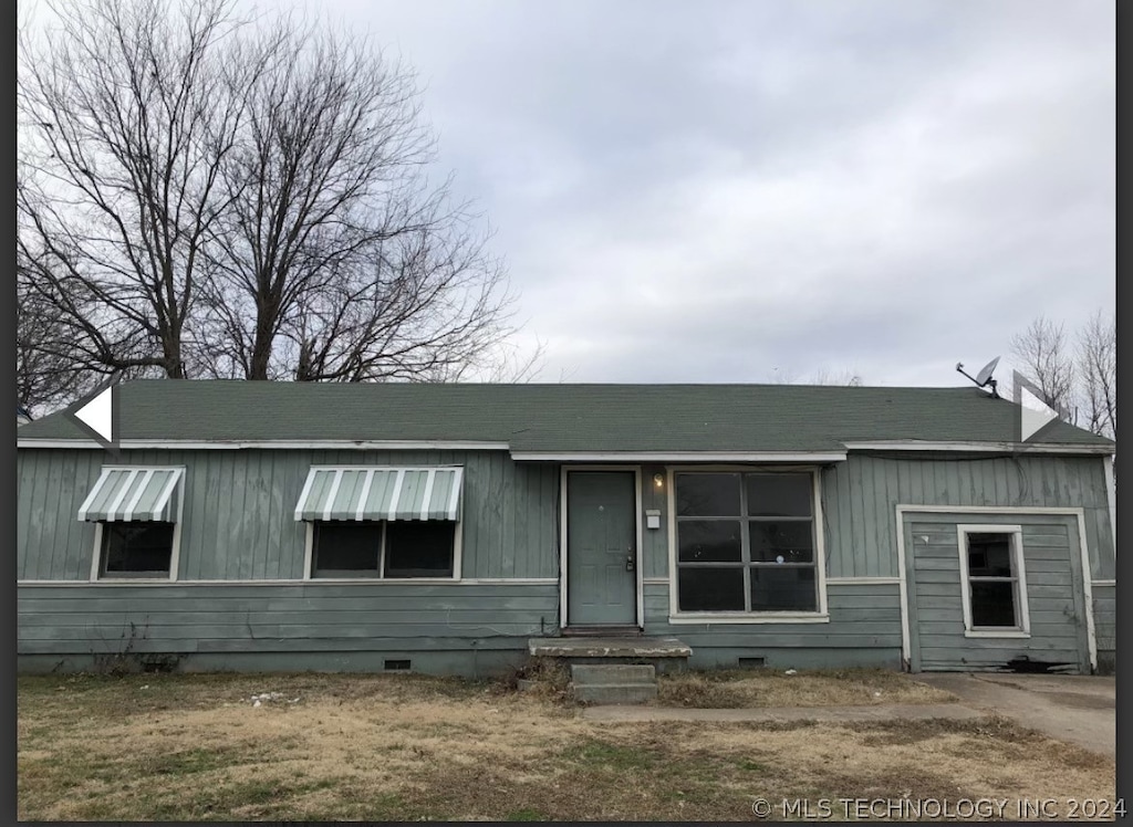 ranch-style house featuring crawl space