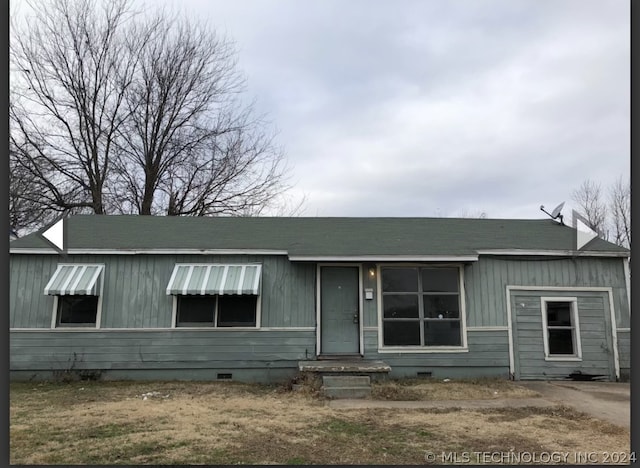 ranch-style house featuring crawl space