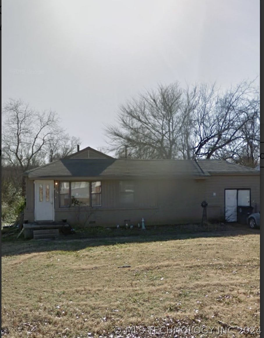 view of front facade with entry steps and a front lawn