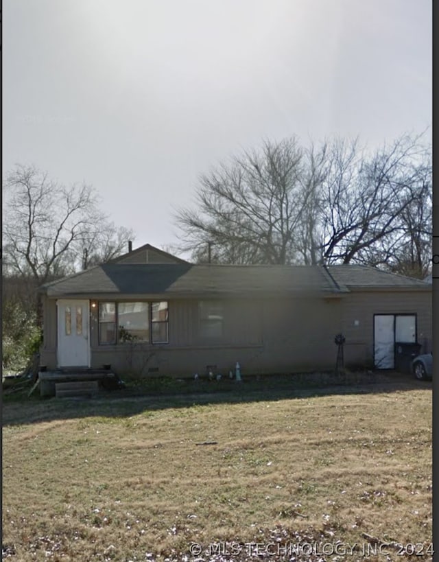 view of front facade with entry steps and a front lawn