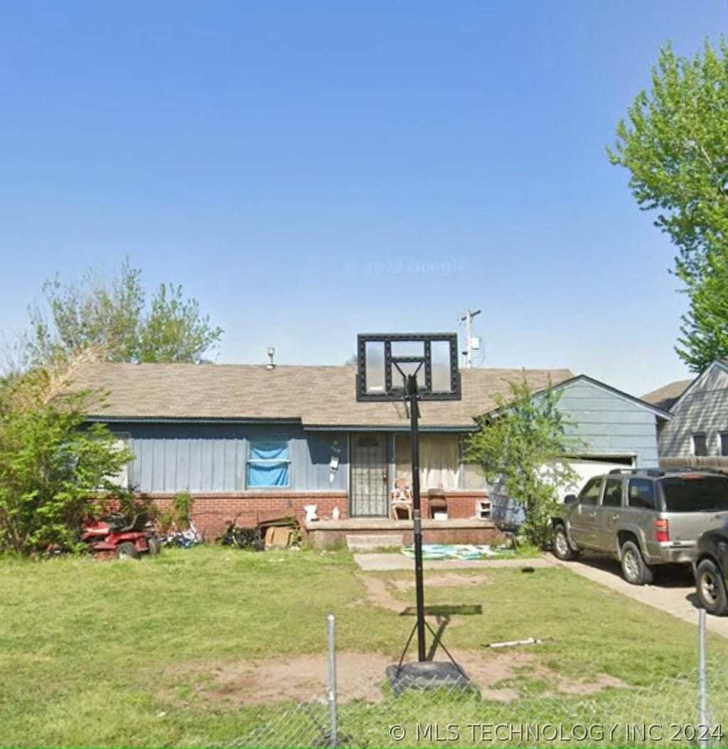 view of front of house featuring a front yard