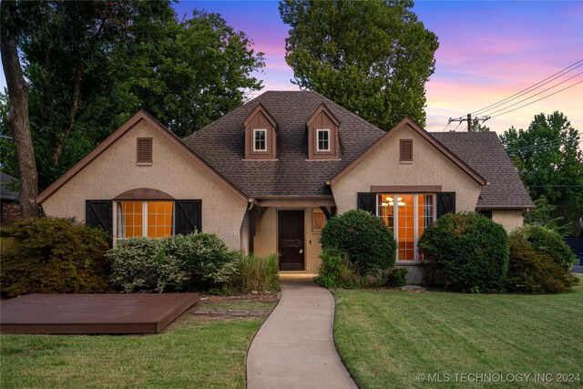 view of front of house featuring a yard