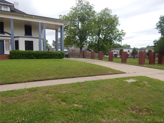 view of front facade featuring a front lawn