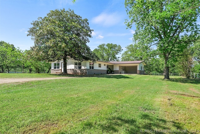 view of front of home featuring a front yard