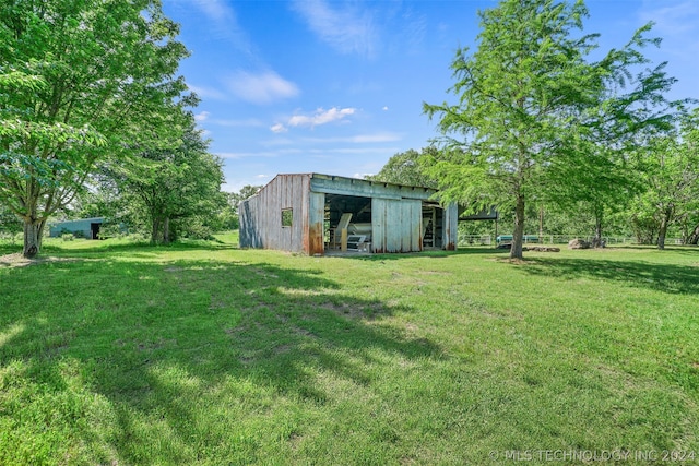 view of yard featuring an outdoor structure