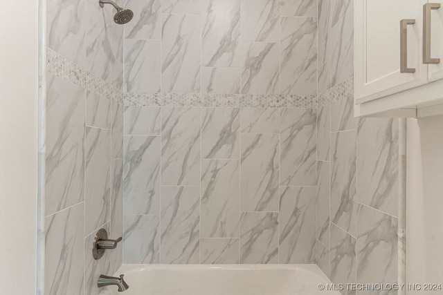 bathroom with tiled shower / bath combo