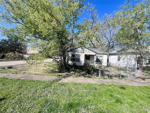 view of front of property with a front lawn