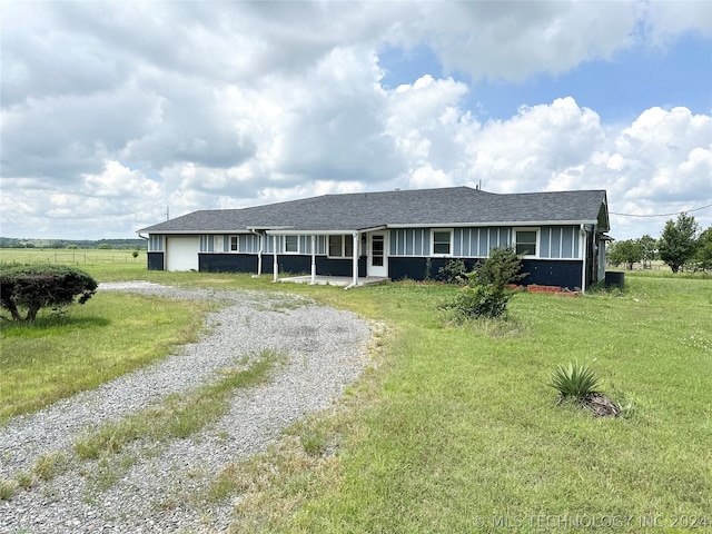 ranch-style house featuring a front lawn