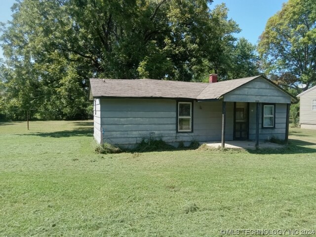 view of front of house featuring a front lawn