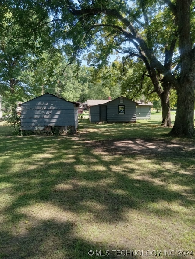 view of yard featuring a shed