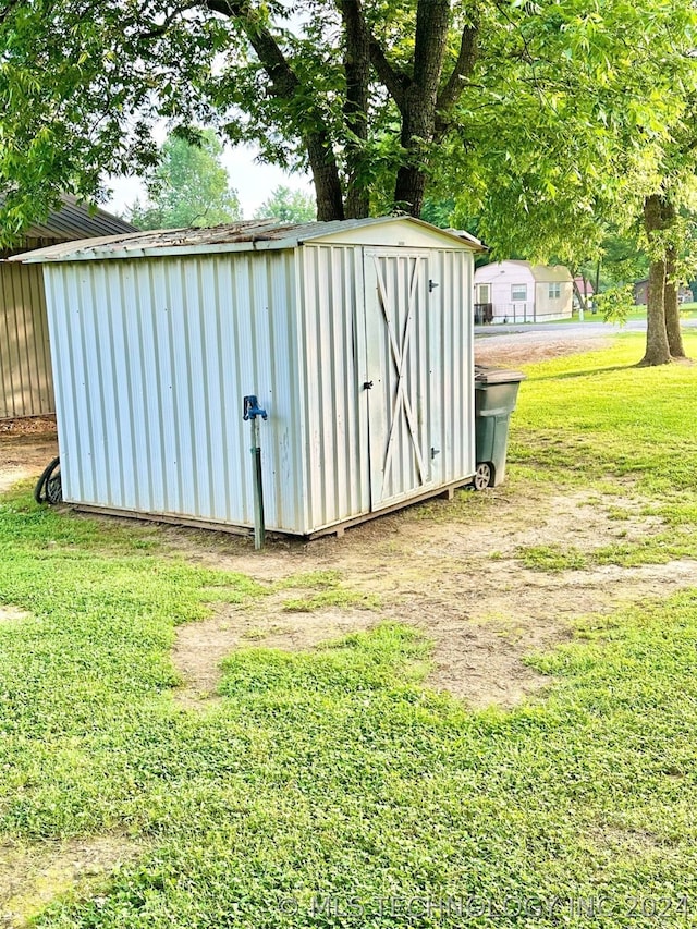 view of shed / structure with a yard