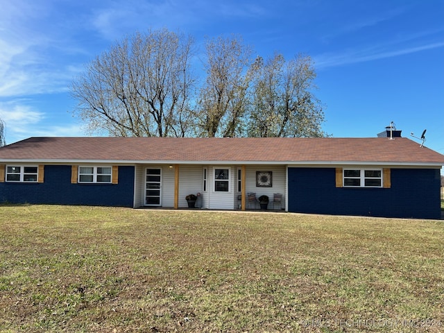 single story home with a front yard