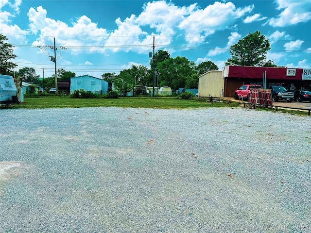 view of yard with an outdoor structure