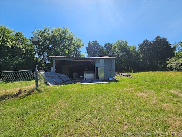 view of yard featuring an outdoor structure