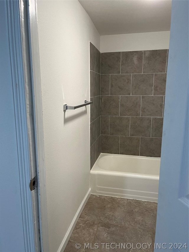 bathroom with tiled shower / bath combo