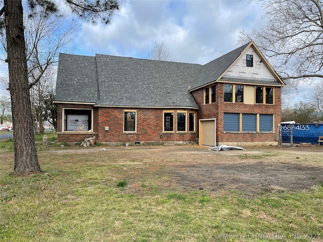 view of front facade with a front lawn