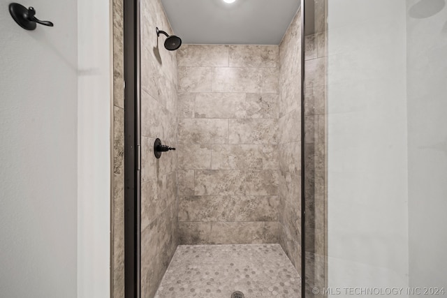 bathroom featuring a tile shower