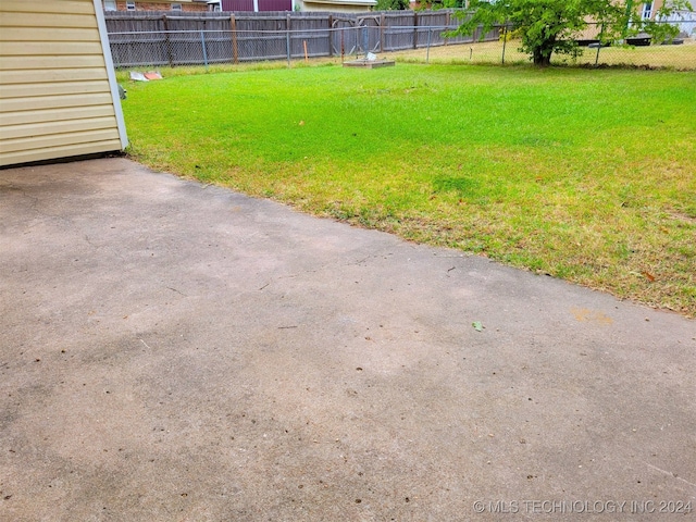 view of yard featuring a patio