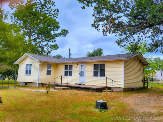 view of front of house featuring a front yard