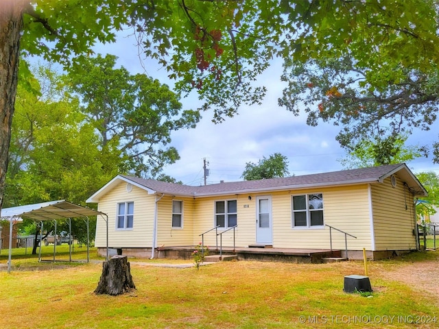 view of front facade featuring a carport and a front lawn