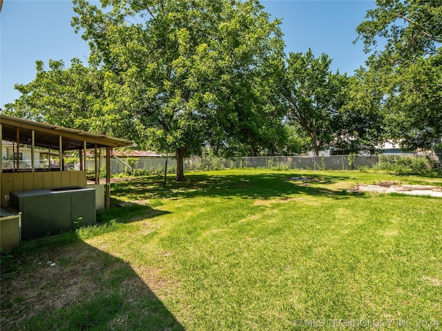 view of yard with a jacuzzi