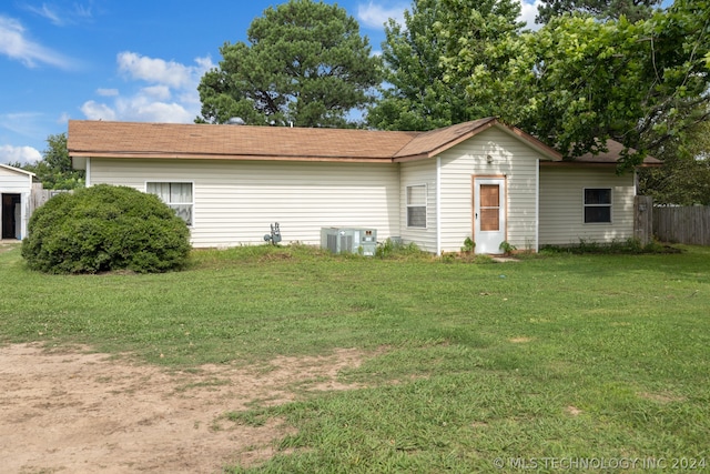 view of front facade with a front lawn