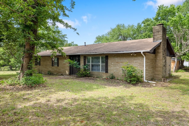 single story home with a front lawn