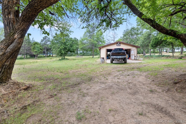 view of yard featuring an outdoor structure and a garage