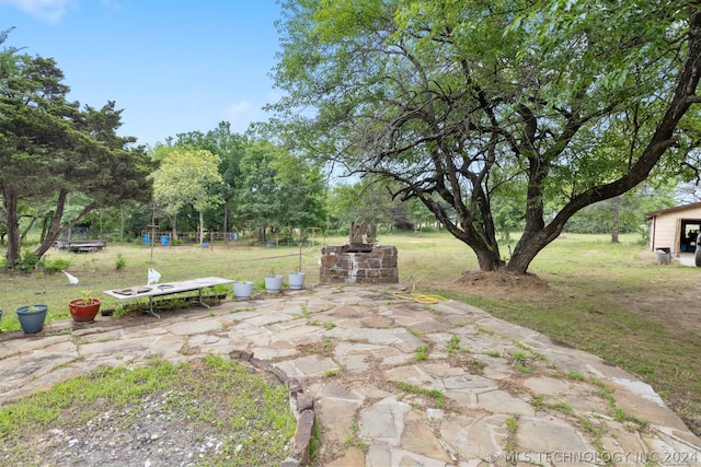 view of yard featuring a patio area