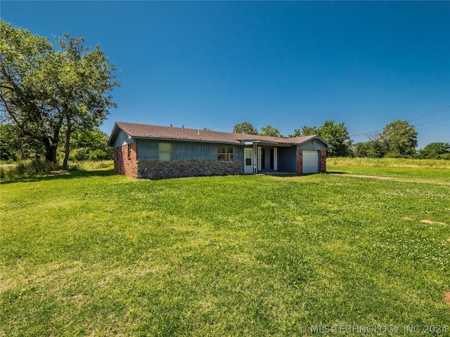 view of front of house featuring a garage and a front yard