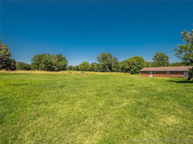 view of yard featuring a rural view