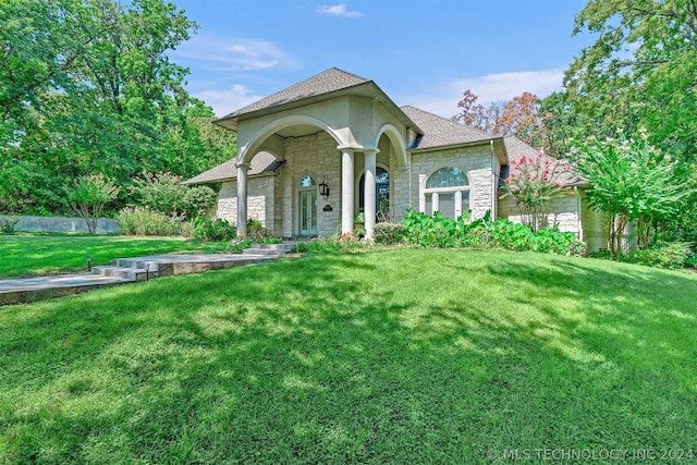 view of front facade with a front lawn