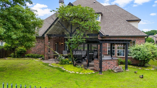 view of front of home featuring a patio area, a front lawn, and a pergola