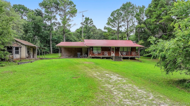 view of front facade featuring a front lawn