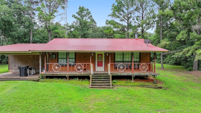 view of front of home featuring a front yard and covered porch