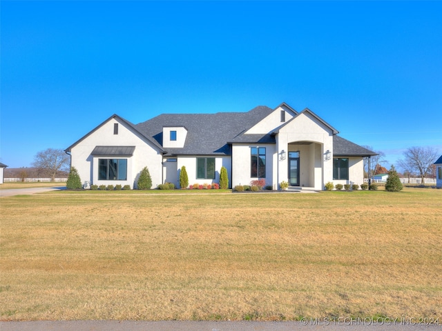 view of front facade featuring a front lawn