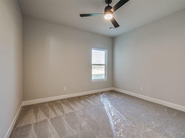 unfurnished room featuring ceiling fan and carpet