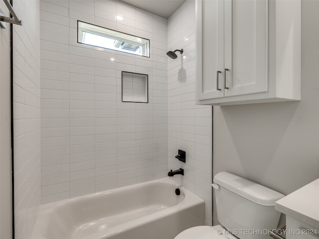 bathroom with toilet and tiled shower / bath