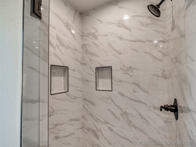 bathroom featuring a tile shower