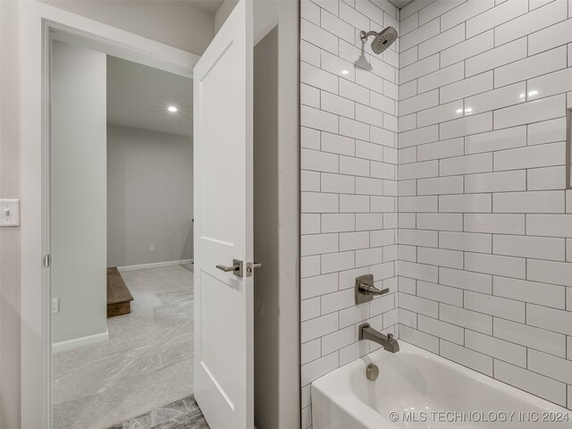 bathroom with tiled shower / bath combo