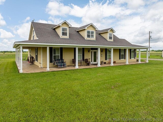 country-style home featuring covered porch and a front lawn