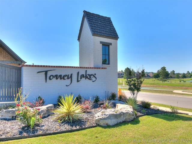 community sign featuring a yard